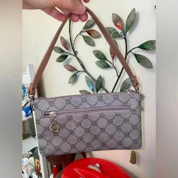 Cute little wallet. No name. Great condition - Picture 3 of 8